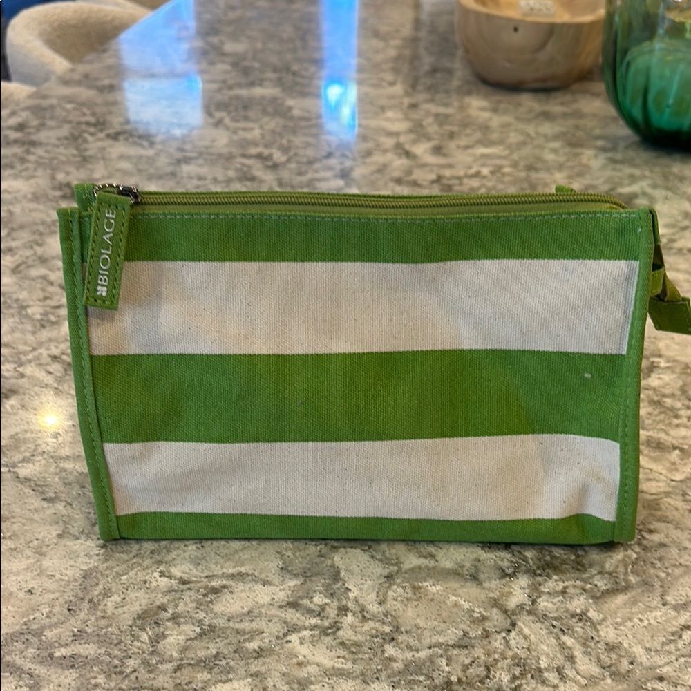 🌿 Green and White Makeup Bag - 9” x 6” x 3”
